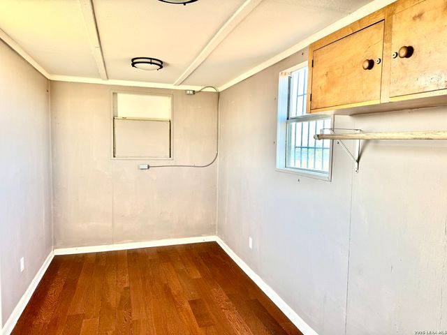 2811 County Road 467, Devine, TX 78016