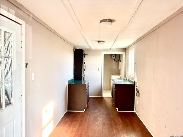 2811 County Road 467, Devine, TX 78016