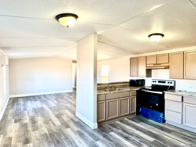 2811 County Road 467, Devine, TX 78016