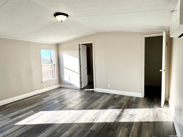 2811 County Road 467, Devine, TX 78016