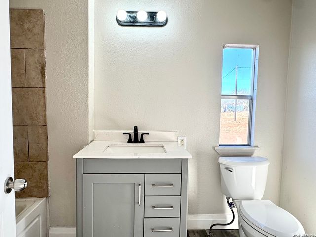 2811 County Road 467, Devine, TX 78016