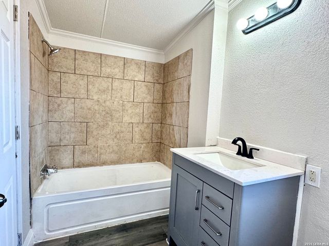 2811 County Road 467, Devine, TX 78016