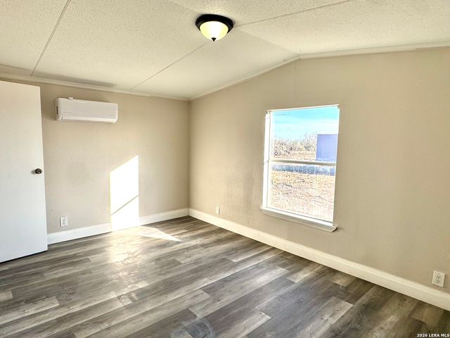 2811 County Road 467, Devine, TX 78016