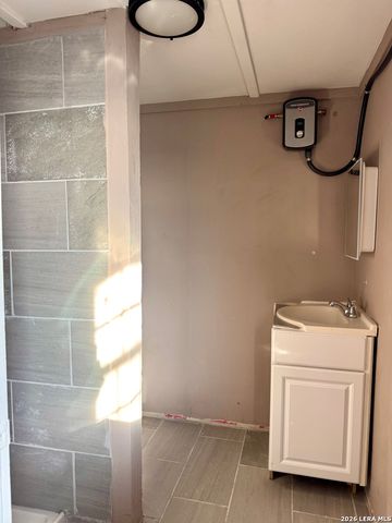 2811 County Road 467, Devine, TX 78016