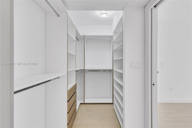 20100 W Country Club Dr 1008, Aventura, FL 33180