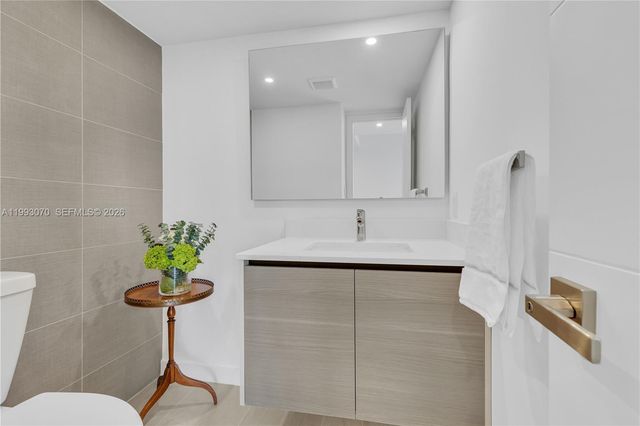 20100 W Country Club Dr 1008, Aventura, FL 33180