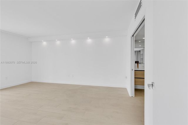 20100 W Country Club Dr 1008, Aventura, FL 33180