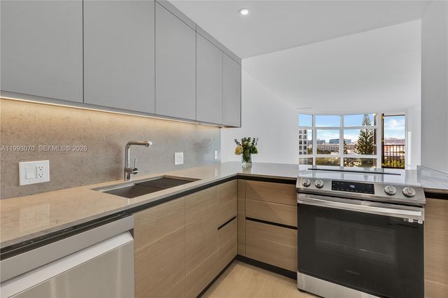 20100 W Country Club Dr 1008, Aventura, FL 33180