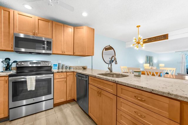 102 68TH STREET 102, Holmes Beach, FL 34217