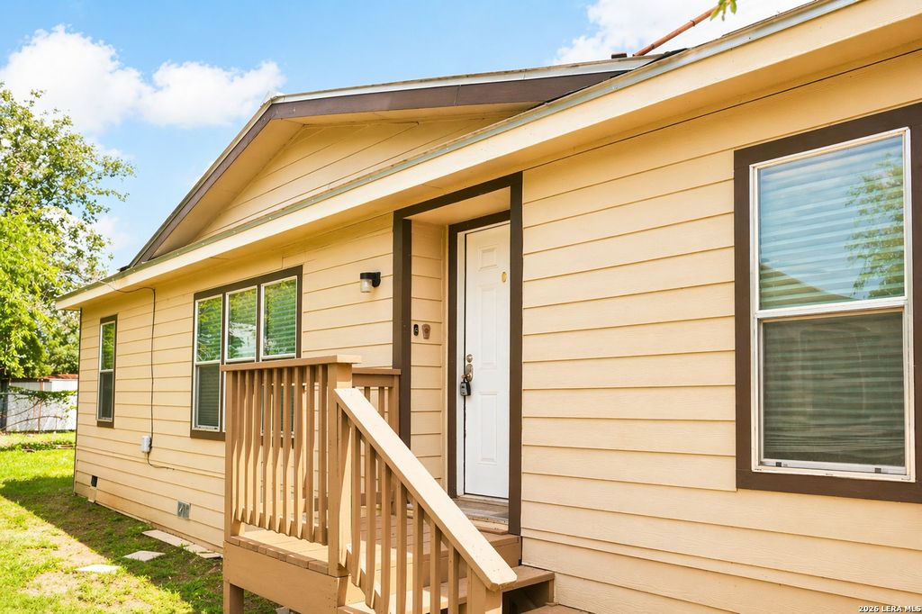 18066 La Gloria Rd, Elmendorf, TX 78112