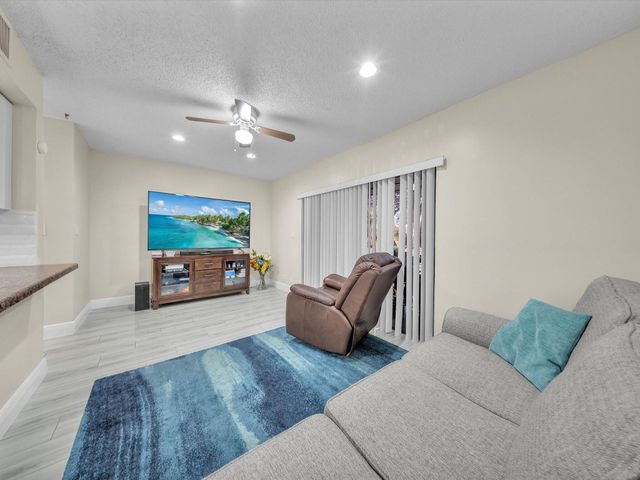 9867 Riverside Drive, Coral Springs, FL 33071