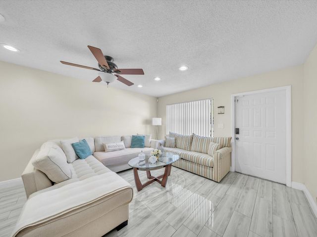 9867 Riverside Drive, Coral Springs, FL 33071