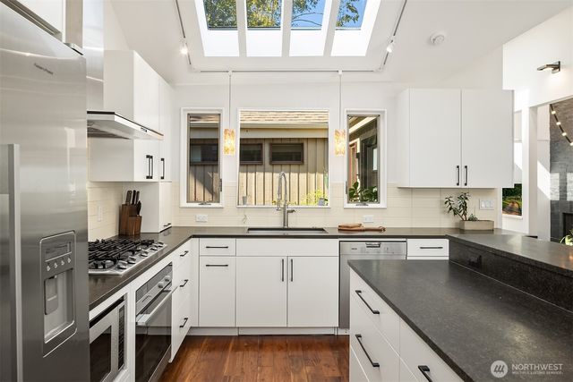9360 Mercerwood Drive, Mercer Island, WA 98040