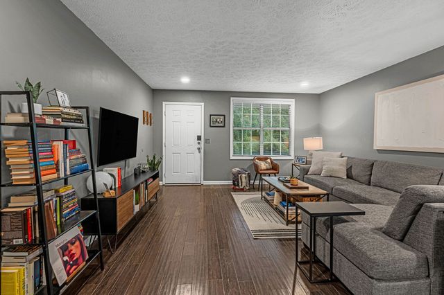 212 Oak Grove Dr, Nashville, TN 37217