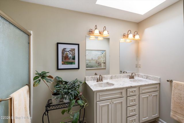 7705 Commonwealth Dr, Crestwood, KY 40014