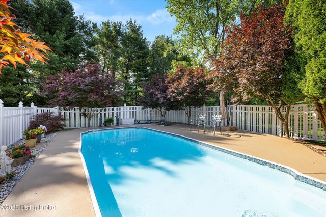 7705 Commonwealth Dr, Crestwood, KY 40014