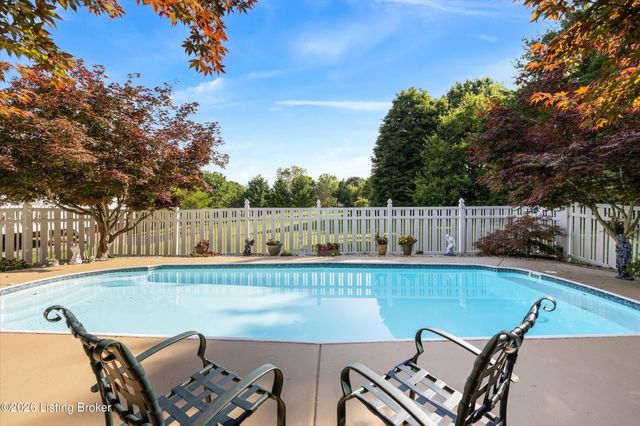 7705 Commonwealth Dr, Crestwood, KY 40014