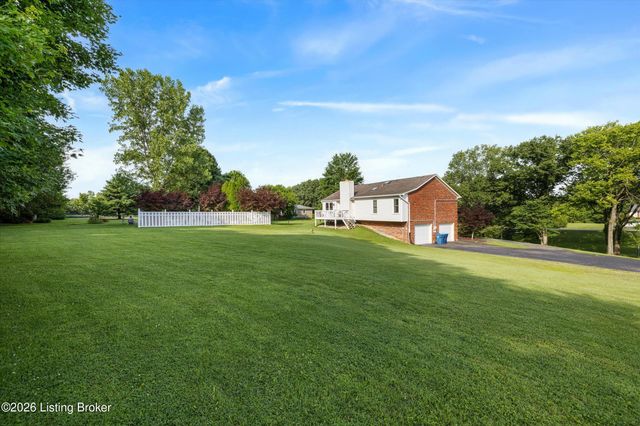 7705 Commonwealth Dr, Crestwood, KY 40014
