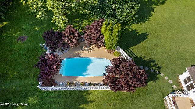 7705 Commonwealth Dr, Crestwood, KY 40014