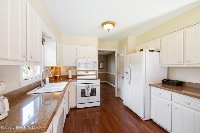 7705 Commonwealth Dr, Crestwood, KY 40014