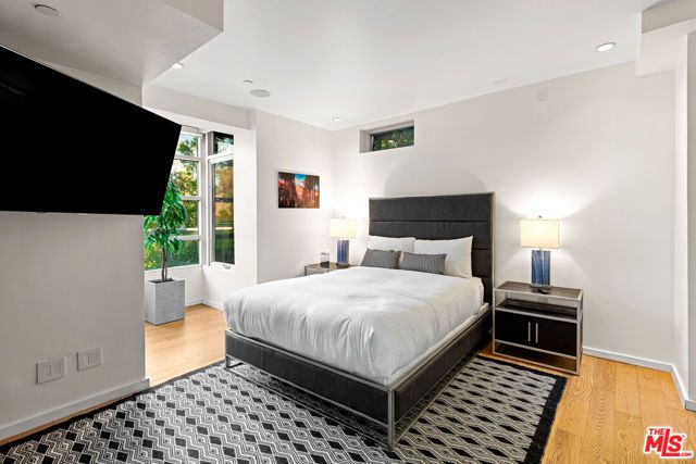 2738 Rinconia Drive, Los Angeles, CA 90068