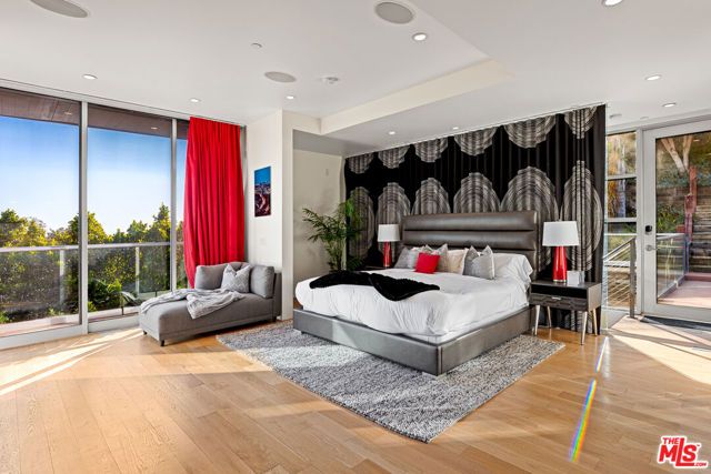 2738 Rinconia Drive, Los Angeles, CA 90068