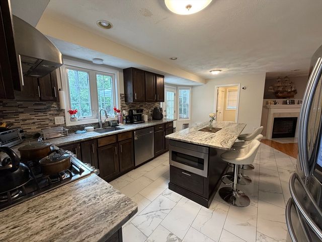 25 Winston Cir, Haverhill, MA 01830
