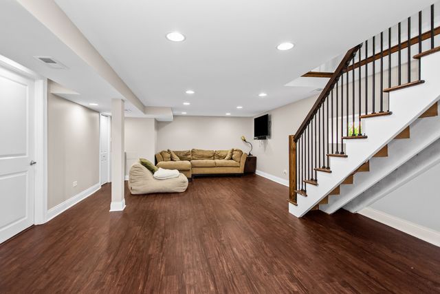 5654 W Cornelia Avenue, Chicago, IL 60634