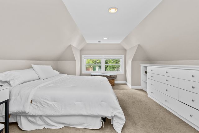 5654 W Cornelia Avenue, Chicago, IL 60634