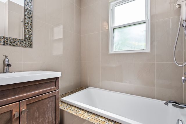 5654 W Cornelia Avenue, Chicago, IL 60634
