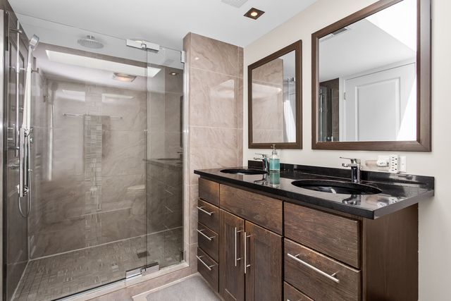 5654 W Cornelia Avenue, Chicago, IL 60634