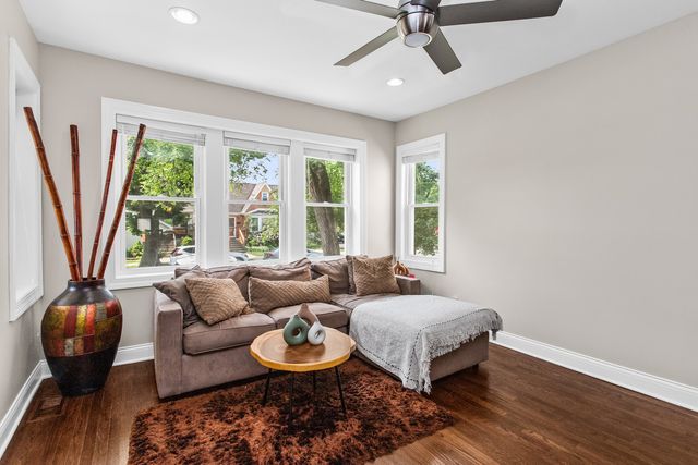 5654 W Cornelia Avenue, Chicago, IL 60634
