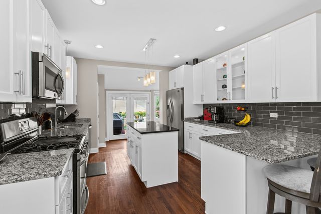5654 W Cornelia Avenue, Chicago, IL 60634