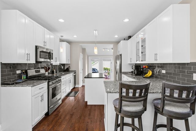 5654 W Cornelia Avenue, Chicago, IL 60634