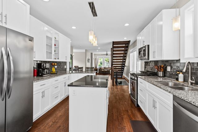 5654 W Cornelia Avenue, Chicago, IL 60634