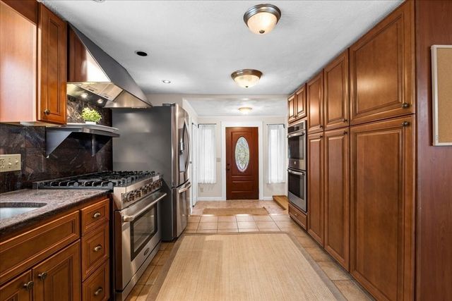 6 Brook Lane, Southborough, MA 01772