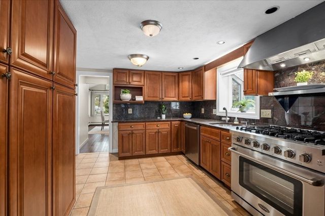 6 Brook Lane, Southborough, MA 01772