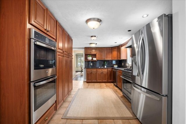 6 Brook Lane, Southborough, MA 01772