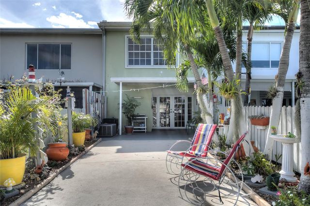 1675 W 72nd St, Hialeah, FL 33014