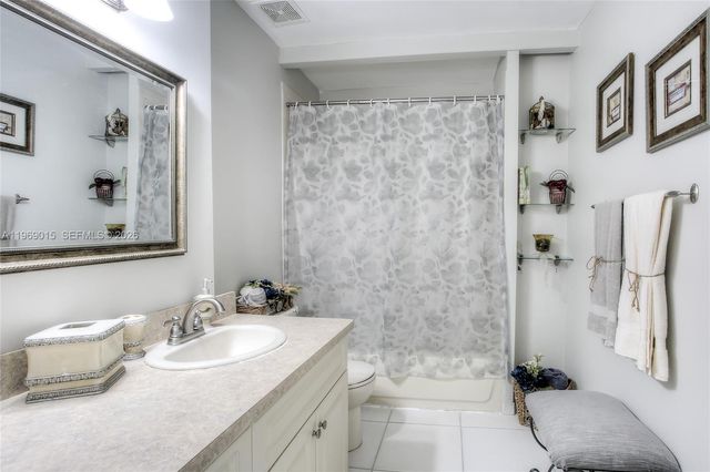 1675 W 72nd St, Hialeah, FL 33014