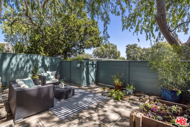 5383 Village, Los Angeles, CA 90016