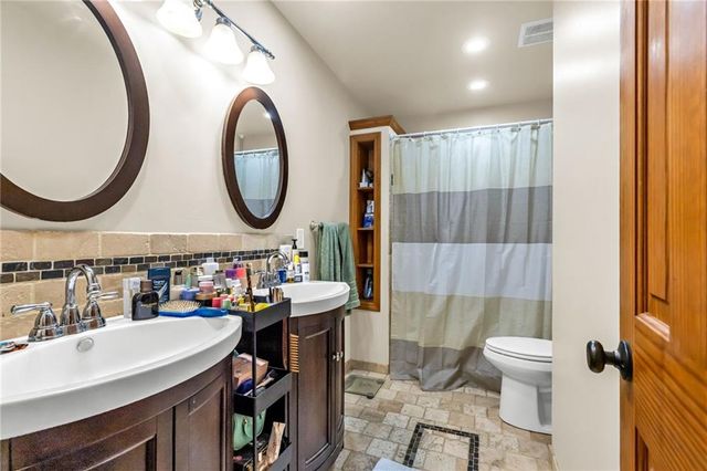 615 W 77th Street, Kansas City, MO 64114