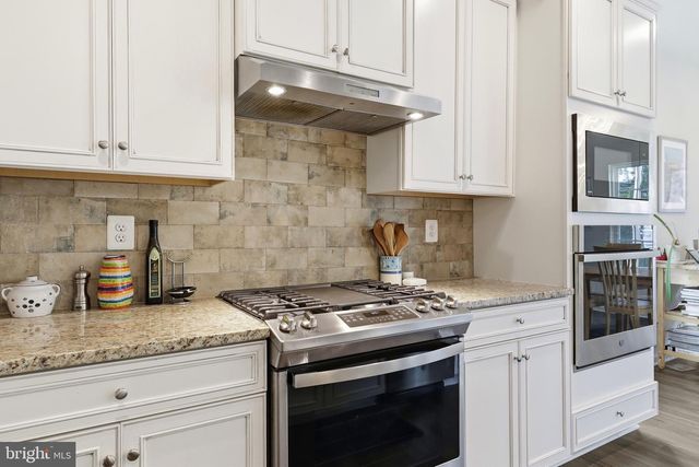 1013 PIN OAK LN, York, PA 17403