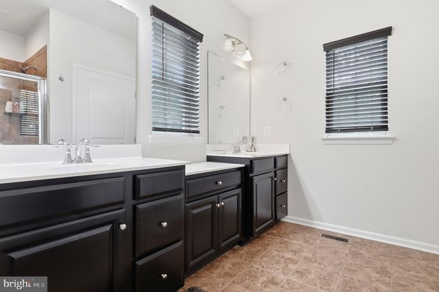 1013 PIN OAK LN, York, PA 17403