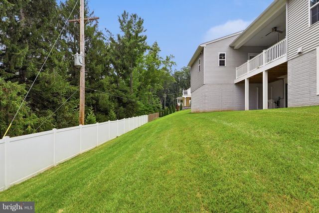 1013 PIN OAK LN, York, PA 17403