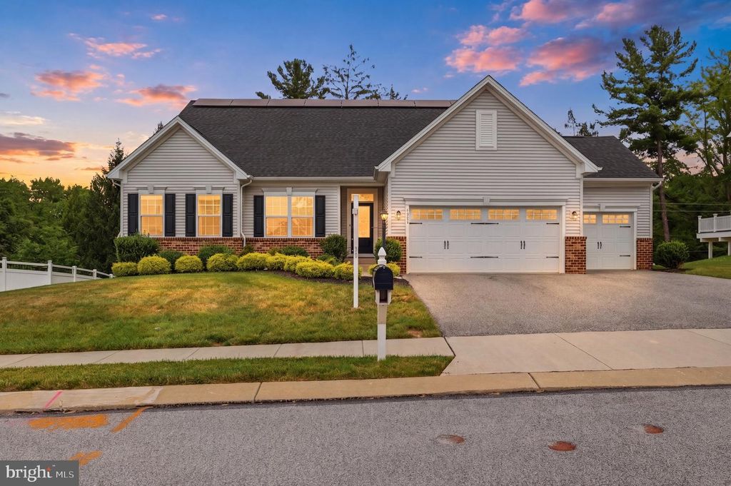 1013 PIN OAK LN, York, PA 17403
