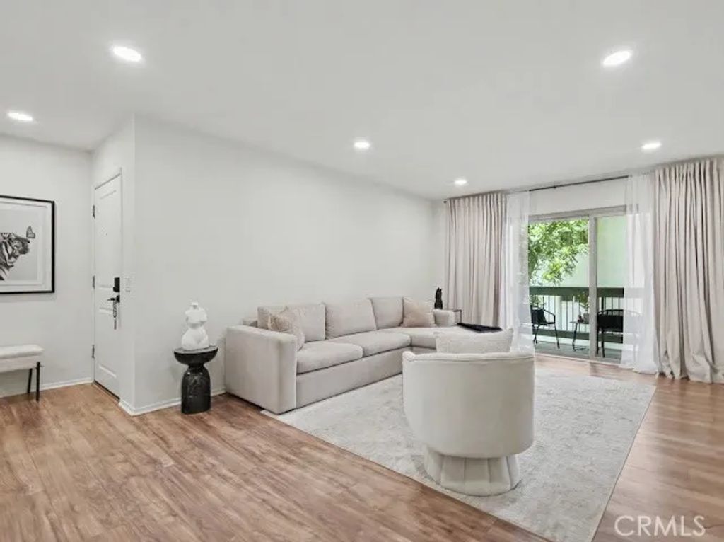 23677 Park Capri 20, Calabasas, CA 91302