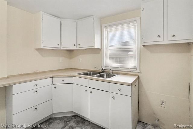 25973 Southwestern Highway, Redford, MI 48239