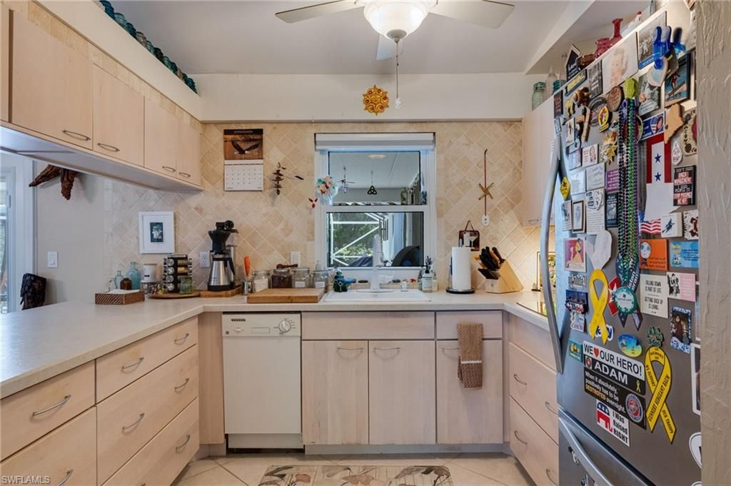 Image 11 of property listing at 617 SW 9TH AVE, Cape Coral, FL 33991