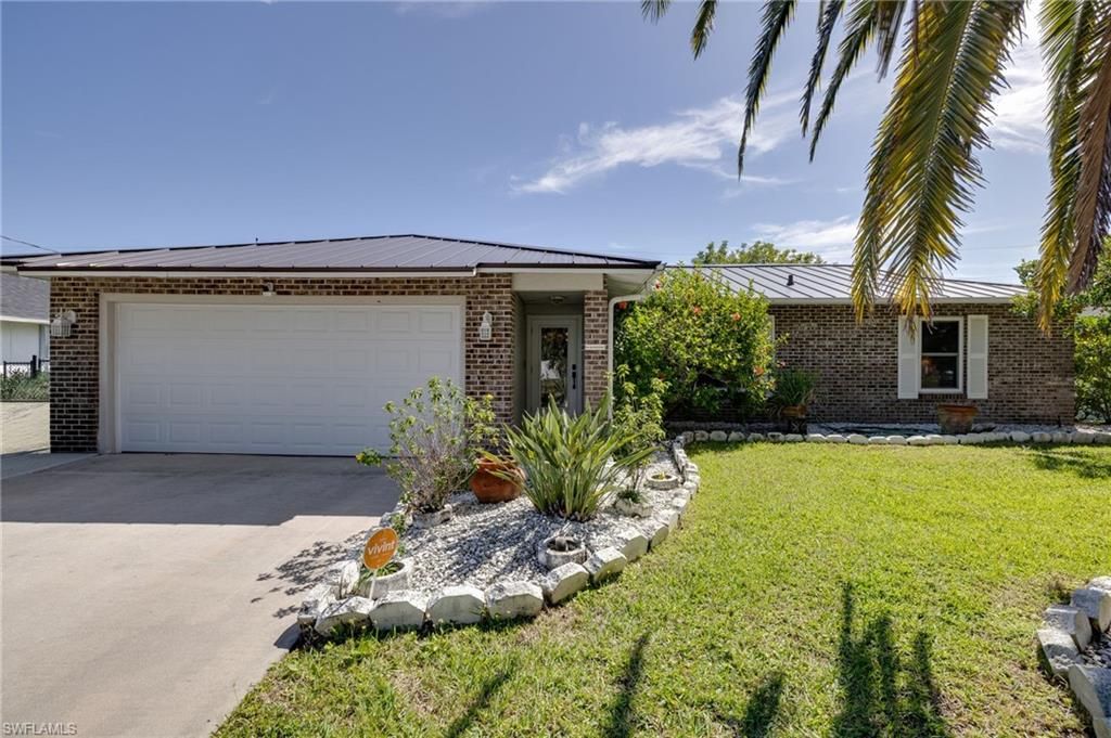 Image 2 of property listing at 617 SW 9TH AVE, Cape Coral, FL 33991